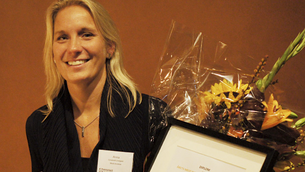 Anna receiving the prize of ”the most inspiring co-worker” at Executive Inspiration 2014